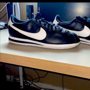 I’m selling a size 10.5 Nike men Cortez